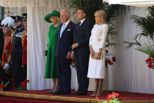 De gauche à droite : Camilla, Charles III, Emmanuel et Brigitte Macron, à Windsor.