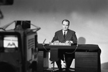 François Mitterrand avant son intervention dans le cadre de la campagne électorale des élections législatives de 1968.