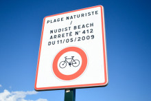 Panneau d'une plage naturiste en France, commune d'Hyères
