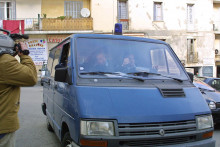 Le fourgon cellulaire à bord duquel se trouve Francis Mariani, l'un des trois détenus qui s'étaient évadés le 31 mai 2001 de la maison d'arrêt de Borgo, arrive le 28 janvier 2002 au Palais de justice de Bastia.