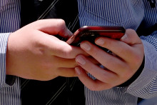 Un écolier tenant un smartphone à Melbourne en Australie  en 2024