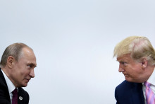 Le président américain Donald Trump assiste à une réunion avec le président russe Vladimir Poutine lors du sommet du G20 à Osaka le 28 juin 2019.