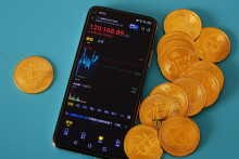 Téléphone portable montrant la valeur du bitcoin (Illustration).