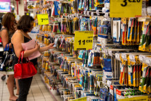 Des parents achètent les fournitures scolaires de leurs enfants le 18 août 2016 à Englos