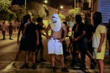 Des manifestants couvrent leurs visages durant les émeutes
