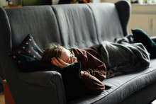 Une femme fait une sieste sur un canapé (illustration).
