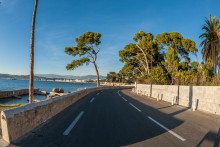 La route d'Antibes (Alpes-Maritimes).