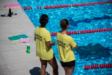 Les maîtres-nageurs sauveteurs travaillent en été dans la piscine municipale de Bellevue à Toulouse, dans le sud de la ville, dans un quartier universitaire. France, Toulouse, 27 juillet 2022.