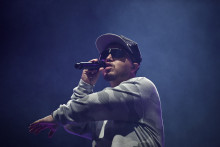 Le rappeur, chanteur et producteur de disques maroco-belge Hamza Al-Farissi, alias Hamza, se produit sur scène lors de la 41e édition de Francofolies de la Rochelle 2025, à La Rochelle,  le 12 juillet 2025.