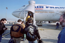Les fans français de la star du rock français Johnny Hallyday montent le 22 novembre à bord de l'un des avions spéciaux Boeing 747 d'Air France à destination de Las Vegas, où Hallyday se produira pour une seule soirée le 24 novembre 1996.