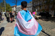 Personne portant un drapeau transgenre comme cape