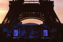 La star Johnny Hallyday, une icône du rock'n roll en France, se produit sur scène devant la Tour Eiffel de Paris le 10 juin 2000 pour un concert célébrant ses 40 ans de carrière, devant 400 000 spectateurs.
