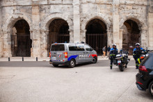 Policiers devant les arènes de Nîmes.