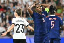 La milieu de terrain française Grace Geyoro réagit après avoir manqué une occasion lors du match de quart de finale de l'Euro face à l'Allemagne.
