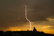 Un éclair dans le ciel de Paris lors d'un épisode orageux.