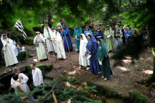 Le grand druide de Bretagne Per-Vari Kerloc'h célébre un mariage selon les rites druidiques le 26 juillet 2008 dans la forêt de Nevez.