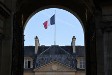 Drapeau sur le palais de l'Élysée