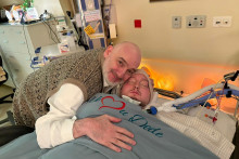 Une photo du "Prince endormi" avec son père.