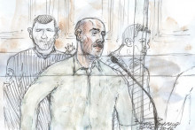 Un croquis du tribunal réalisé le 1er mars 2016 montre le braqueur français Redoine Faid lors de son procès devant le tribunal correctionnel de Paris le 1er mars 2016.