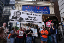 "Trump s'en va et Colbert reste" brandissent des manifestants contre Donald Trump