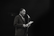 Le pasteur américain et leader des droits civiques Martin Luther King, invité en France par le Comité de soutien franco-américain pour l'intégration raciale, prononce un discours le 28 mars 1966 au Palais des Sports de Paris.