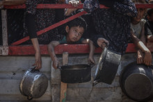 La foule se forme alors que les Palestiniens, y compris les enfants, font la queue dans la ville de Gaza pour recevoir de la nourriture distribuée par une organisation caritative.