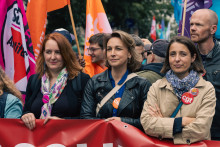 De gauche à droite, Murielle Guilbert, Marylise Léon et Sophie Binet et  en tête du cortège parisien contre l’extrême droite le 16 juin 2024