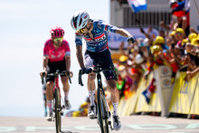 Valentin Paret-Peintre, victorieux devant Ben Healy au sommet du Mont Ventoux