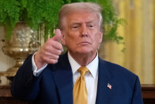 Le président américain Donald Trump fait un geste vers la presse à la fin d'une réception avec des membres républicains du Congrès à la Maison-Blanche à Washington, DC, le 22 juillet 2025.