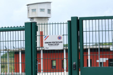 Cette photographie montre un panneau interdisant l'entrée sur la clôture de la prison de Vendin-le-Vieil dans le nord de la France le 22 juillet 2025.
