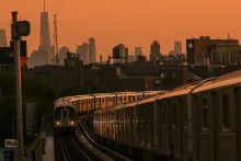 Un métro circule le 10 juillet 2025 dans le Queens, New York City, États-Unis.