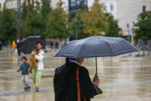Une personne sous la pluie à Clermont-Ferrand, en France.