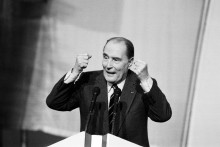 Le candidat à la présidence François Mitterrand a levé les deux poings en l'air lors de son dernier meeting de campagne électorale pour les élections présidentielles françaises le 6 mai 1988 à Portet-sur-Garonne, près de Toulouse, en France.