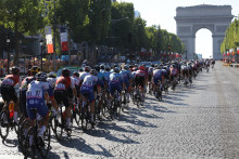 Les coureurs du Tour de France sur les Champs-Elysées, le 24 juillet 2022.