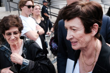 Ghislaine Maxwell à droite, à l'arrivée au tribunal