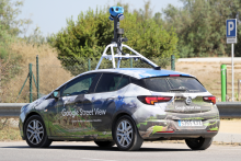 Une voiture de Google Street View à Barcelone en 2022.