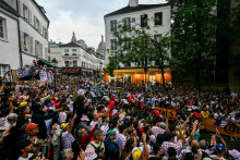 La rue Lepic était bondée pour voir les coureurs du Tour de France, dimanche 27 juillet.