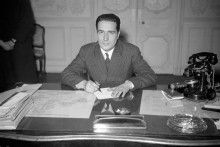 Portrait de François Mitterrand, ministre des Anciens combattants et Victimes de la guerre, posant dans son bureau le 24 janvier 1947.