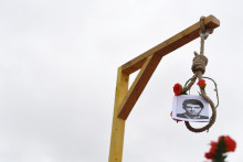 Une photo montre un portrait d'un opposant iranien lors d'une manifestation de l'opposition iranienne en exil pour protester contre la célébration en Iran du 40e anniversaire de la Révolution islamique, en 2019 à Paris.