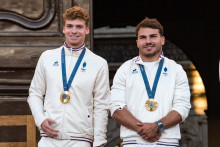 Léon Marchand (gauche) et Antoine Dupont (droite). Deux des stars des JO de Paris 2024,  en natation et rugby, réunies sur la place du Capitole de Toulouse. (Haute-Garonne).
