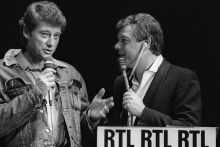 Le chanteur français, Johnny Hallyday, participe à l'émission de RTL "Casino Parade", en compagnie de l'animateur Fabrice, en direct du Théâtre Montparnasse, le 10 octobre 1983, à Paris.