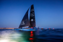 Le trimaran SVR Lazartigues à l'arrivée à Cherbourg