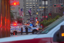 Les forces de sécurité prennent des mesures après que cinq personnes ont été abattus par un homme armé d'un fusil d'assaut, lundi 28 juillet, à New York.
