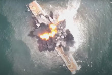 Un drone naval détruire un navire pour un essai.