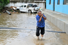 Un homme tente de sauver certains objets face aux inondations