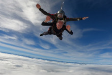 Lucien Marty, 100 ans, a sauté en parachute en tandem à l'occasion de son anniversaire. La première fois depuis 1955.