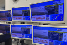 Émission télévisée consacrée à l'impact du tsunami provoqué par le séisme de la péninsule du Kamtchatka sur le Japon, à Tokyo, le 30 juillet 2025.