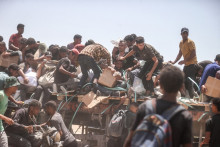 Les Palestiniens, poussés au bord de la famine par les attaques et le blocus de l'armée israélienne, se rassemblent à un point de distribution d'aide humanitaire dans le corridor de Netzarim à Gaza.