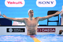 Léon Marchand après son record du monde sur le 200 m 4 nages