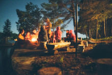 Enfants autour d'un feu de camp (image d'illustration).